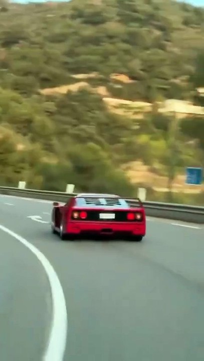 سائق يقود سيارة لاندو نوريس فيراري F40 ويعرضها لحادث