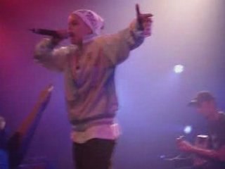 Keny Arkana - Clouée Au Sol (Live)