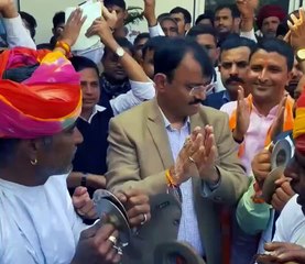 उपमुख्यमंत्री डॉ प्रेमचंद बैरवा ढोल नगाड़ों जमकर थिरके, बैरवा को बधाई देने पहुंचे थे कार्यकर्ता
