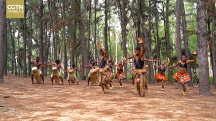 La Compagnie Babingui Tambour danse pour honorer la nature