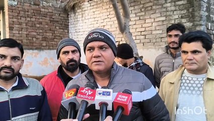 बागपत  आवारा  घुमन्तु पशुओ और स्ट्रीट डॉग्स को बांध रहे रेडियम बेल्ट