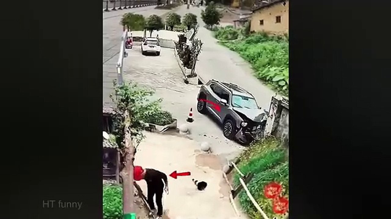 TRY NOT TO LAUGH 🤣🤣 Best Funny Videos compilation - Fails & Hilarious Mome(2)