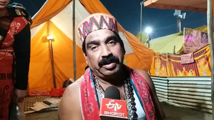 महाकुम्भ में बाबा आर्तत्राण से लाइन लगाकर इलाज करवाने में जुटी श्रद्धालुओं की भीड़, जानिए कौन हैं ट्रीटमेंट बाबा