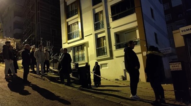 Kartal'da toprak kayması; otomobil inşaatın temel çukuruna düştü