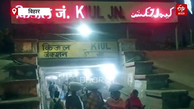 चलती ट्रेन मे अपराधियों ने यात्री को गोली मार कि हत्या हुई भगदड़
