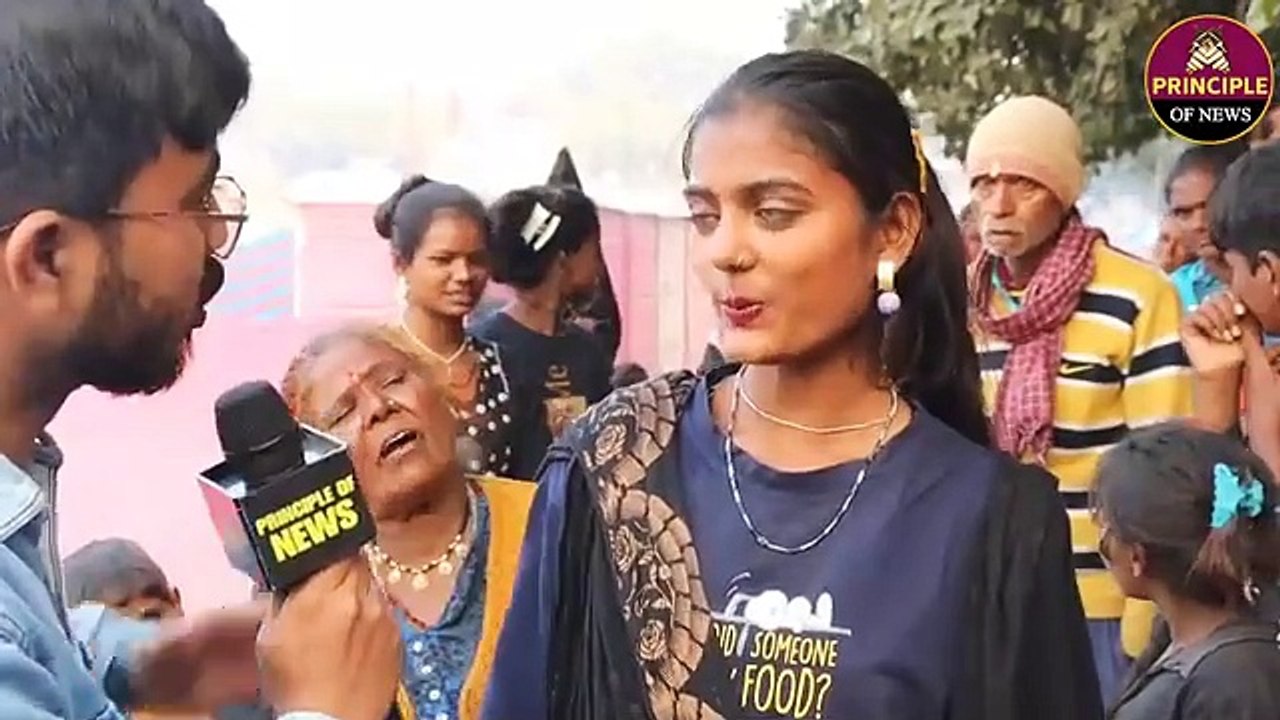 Mahakumbh_में_माला_बेचते_वायरल_Monalisa_से_भी_ज्यादा_खूबसूरत_उसकी_बहन_की_आंखे_😱Viral_Girl(360p)