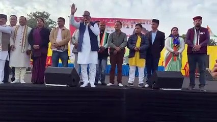 कांग्रेस पार्टी के मेयर प्रत्याशी वीरेंद्र पोखरियाल को मिला गढ़ रत्न नरेंद्र नेगी का आशीर्वाद मंच पर भावुक हुए वीरेंद्र पोखरियाल