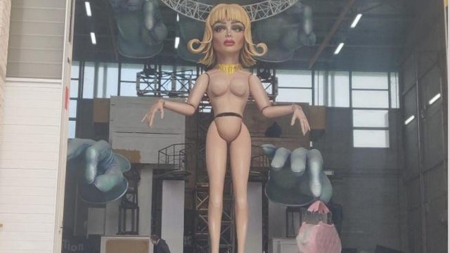 La regina della tv, la Papessa e l'elogio della diversità: dentro gli hangar dove si costruiscono i carri del Carnevale di Viareggio 2025