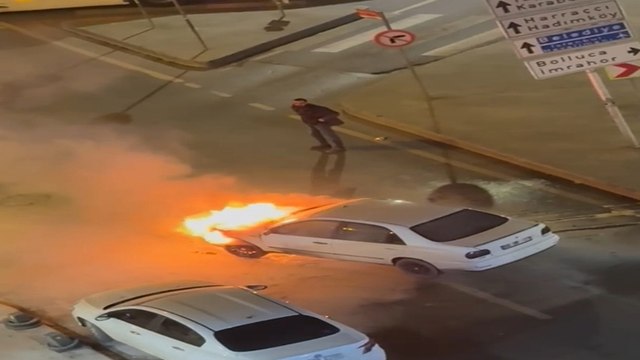 Seyir halindeki otomobilin motor kısmı cayır cayır yandı