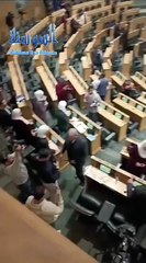 خميس عطية يوزع الحلوى احتفالاً بانتهاء الحرب على غزة