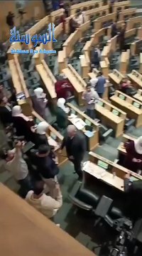 خميس عطية يوزع الحلوى احتفالاً بانتهاء الحرب على غزة