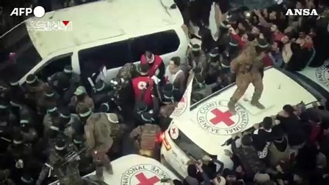 Il filmato di Hamas mostra il rilascio dei primi tre ostaggi israeliani
