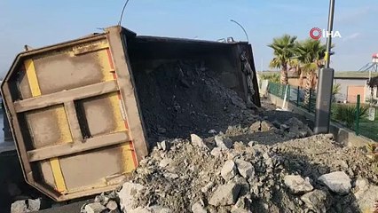 Edremit’te Yol Yarıldı, Hafriyat Kamyonu İçine Düştü