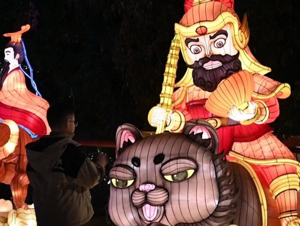 Vor Neujahrsfest: Riesige Laternen erhellen chinesische Stadt
