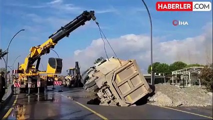 Balıkesir'de Yolda Oluşan Çukura Düşen Kamyon Vinçle Kurtarıldı