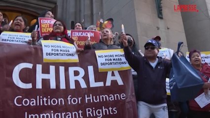 Centinaia di attivisti in strada a Los Angeles manifestano contro le espulsioni annunciate da Trump