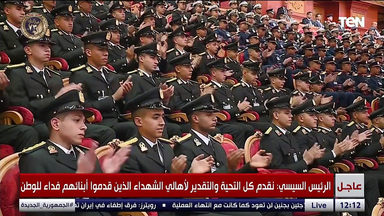 قبل رأسها أمام الحضور ثم أوصى نجلها.. الرئيس السيسي لـ شقيق الشهيد عمر القاضي": خلي بالك من الحاجة