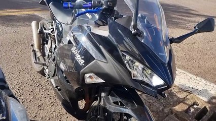 Motociclista fica ferido ao bater Kawasaki Ninja contra Kwid no bairro Pacaembu