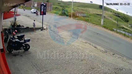 Vídeo mostra acidente entre moto e carro em Mutuípe