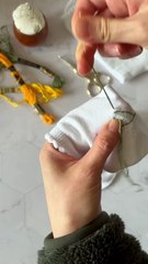 Chaussettes brodées à la maison, motif mimosas