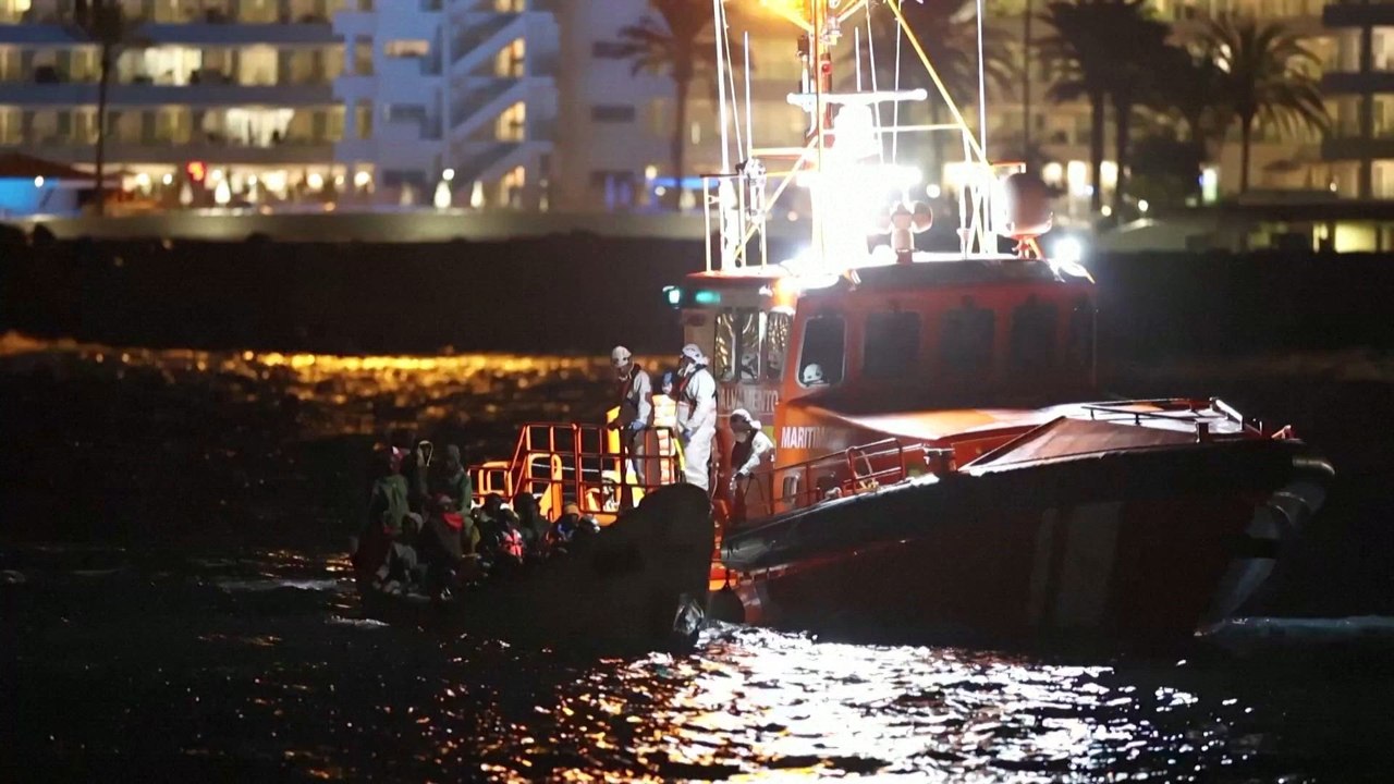 MÁS de 400 INMIGRANTES llegan a las costas de las ISLAS CANARIAS