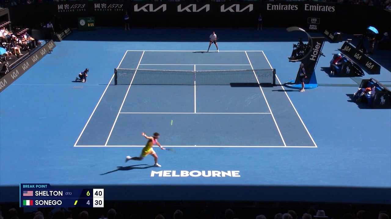 Tennis artistry! Sonego makes insane net point