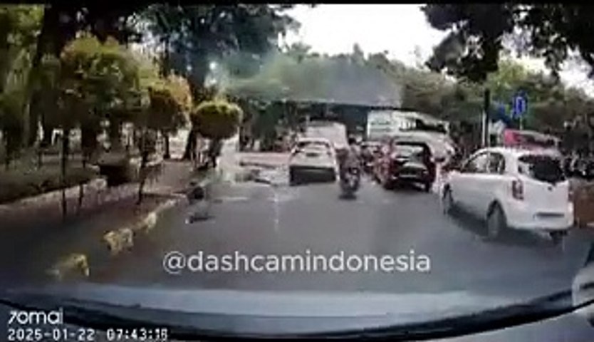 Tidak Terima Diambil Jalurnya, Oknum Anggota TNI Melakukan Pemukulan Dan Memaki Maki di Jalan