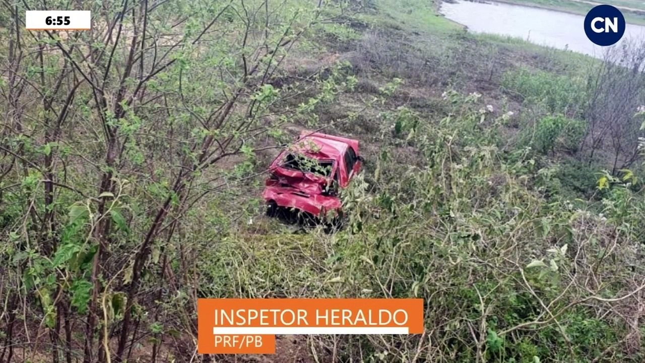 Três pessoas ficam feridas em acidente envolvendo três caminhões e dois carros menores, na região de Patos