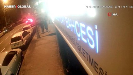 İlginç anlar: Kafasını kapatıp kafenin önündeki lambaları kırdı