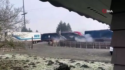 Yolcu treni hemzemin geçitteki tıra çarptı!