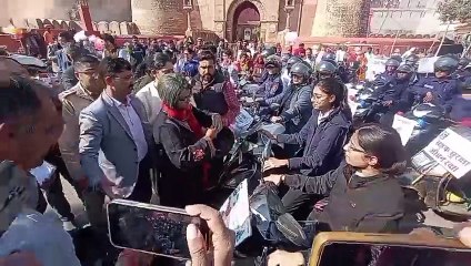 बेटी बचाओ, बेटी पढ़ाओ योजना के दस साल हुए पूरे, कलेक्टर ने युवतियों के साथ चलाई स्कूटी