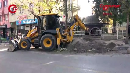 Belediye personeli gibi giyinip, kent merkezinde iş makinesiyle define aradılar