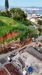 Após seis dias, remoção de escombros inicia no Morro do 25, em Florianópolis