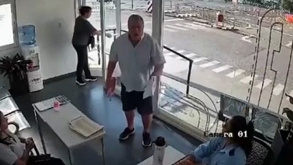 Relatos salvajes en Misiones: los atacó con un matafuegos porque no lo dejaron hacer un trámite