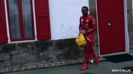 Lewis Hamilton in rosso Ferrari, primi giri in pista a Fiorano