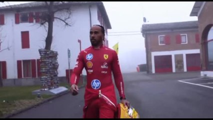 Lewis Hamilton in rosso Ferrari, primi giri in pista a Fiorano