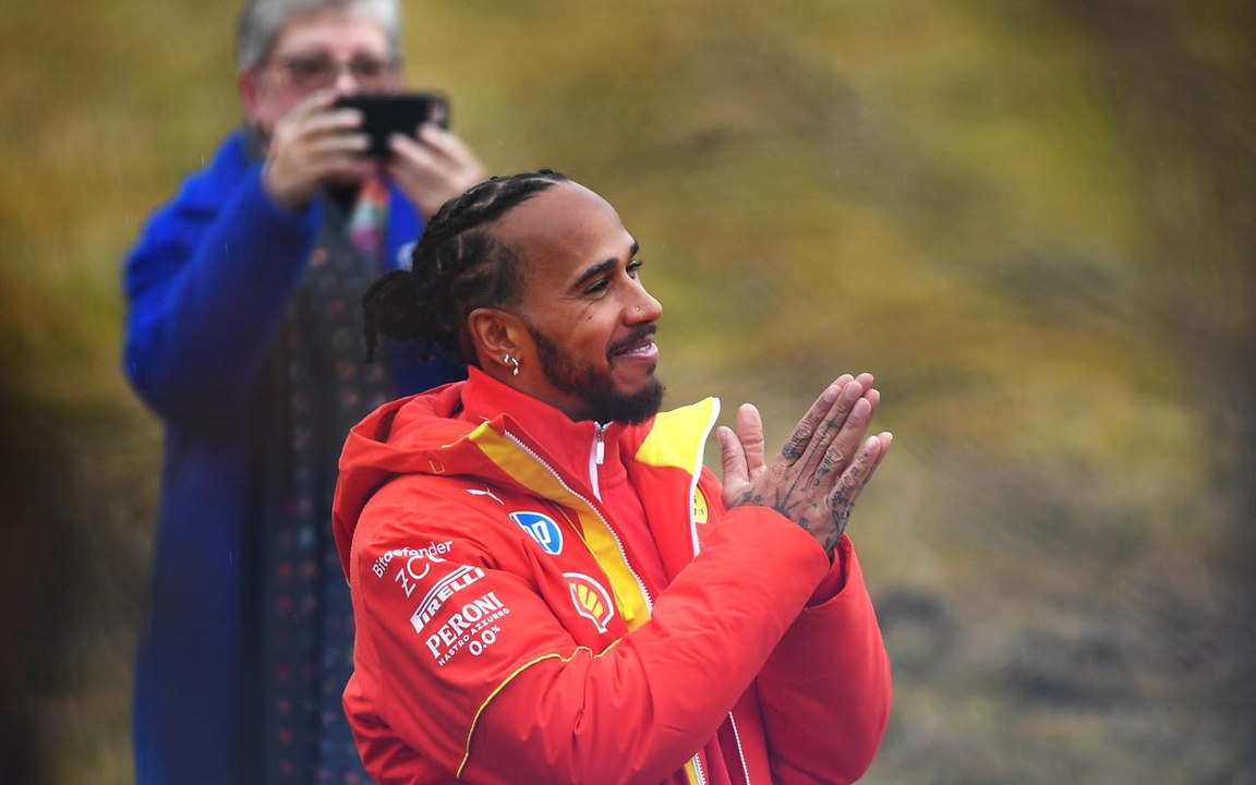 Lewis Hamilton in rosso Ferrari: le prime immagini in pista