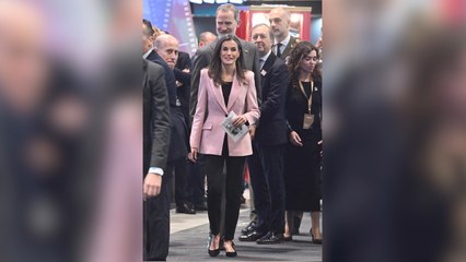 La Reina Letizia cautiva en la inauguración de Fitur con un look negro y blazer rosa