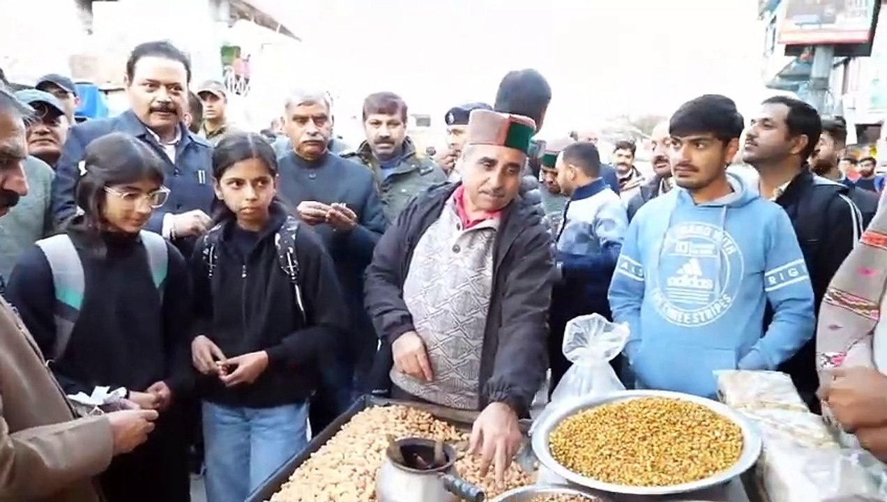 सीएम सुक्खू ने दुकान में ली चाय की चुस्की, शॉप से की पपीते और संतरे की खरीदारी
