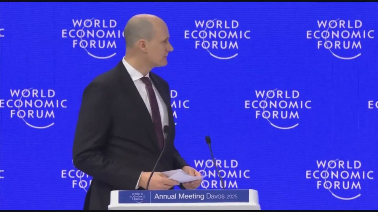El director del foro de Davos elogia a Sánchez: "Con su liderazgo ha transformado a España en uno de los motores de la eurozona"