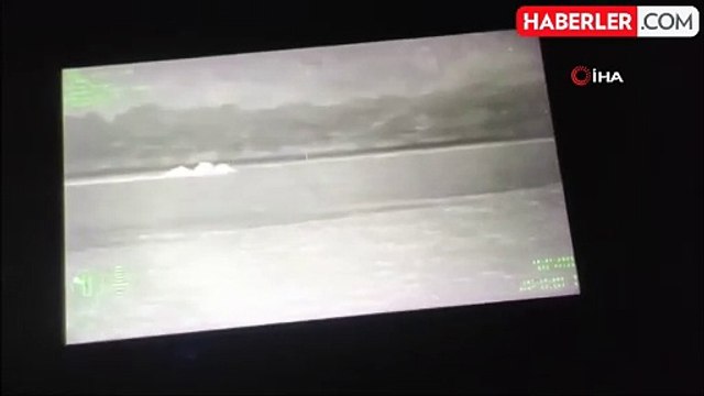 İnsan Kaçakçıları Sahil Güvenlik Botu Üzerine Lastik Bot Sürdü