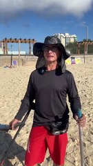 Segurança de carro forte busca por "tesouros" nas praias de Tramandaí