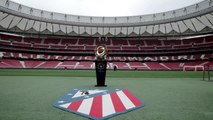 Coupe du monde des clubs - Le trophée de passage dans le stade de l'Atlético Madrid