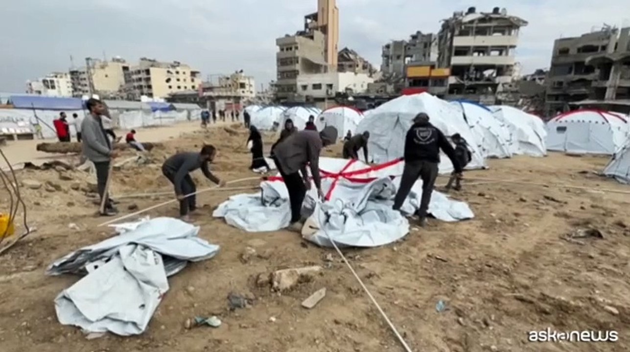 A Gaza volontari montano delle tendopoli per gli sfollati