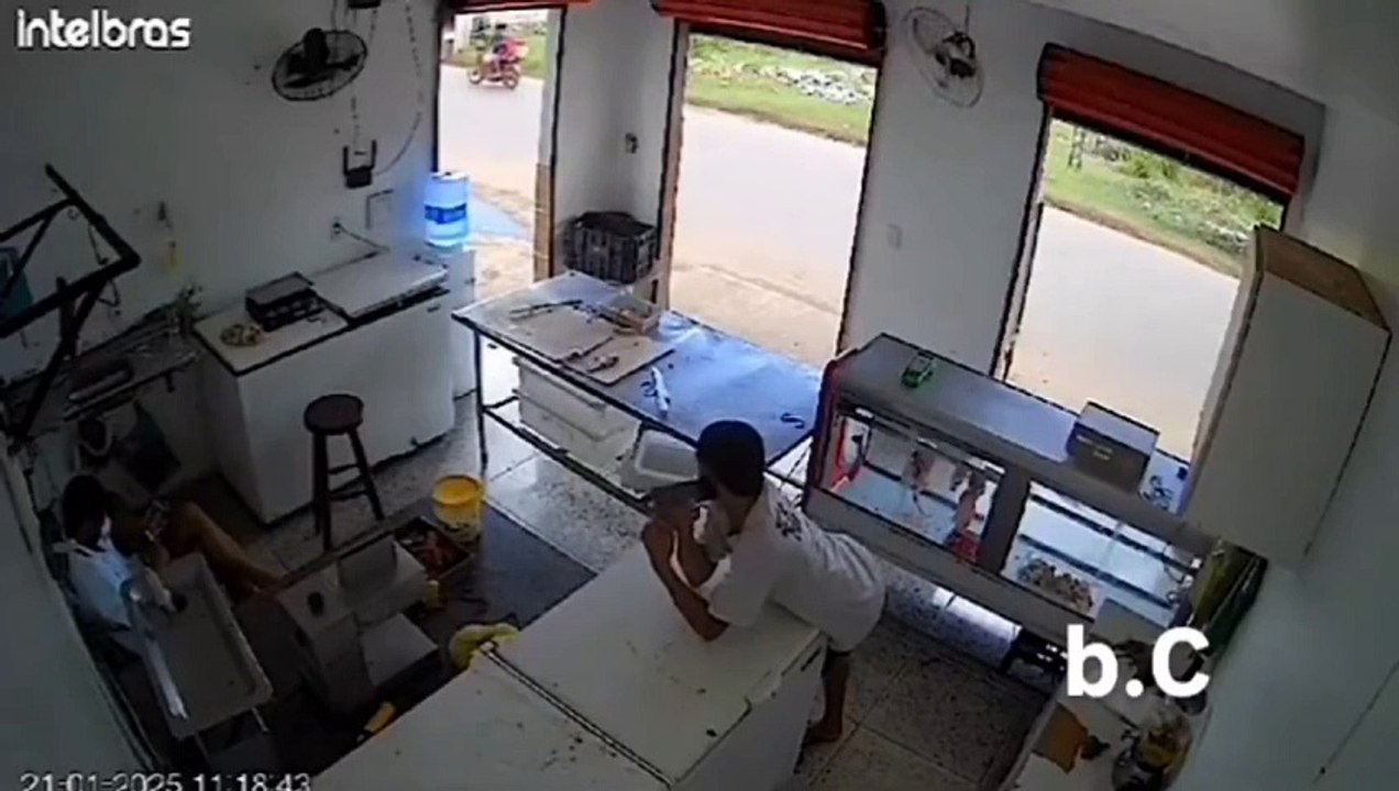 Joven recibe descargar cuando cargaba su celular