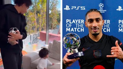 Raphinha le 'regala' su premio del hombre del partido a su pequeña hija
