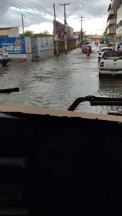 Cidadão reclama de buraco em rua central de Patos