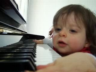 Simon joue du Piano