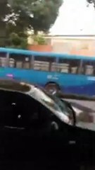 Parede desaba sobre carro durante chuva de granizo em BH