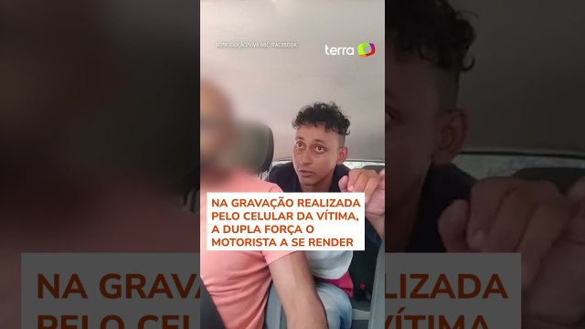 Motorista de aplicativo grava o momento em que é assaltado por dupla de ‘passageiros’ em SP #shorts